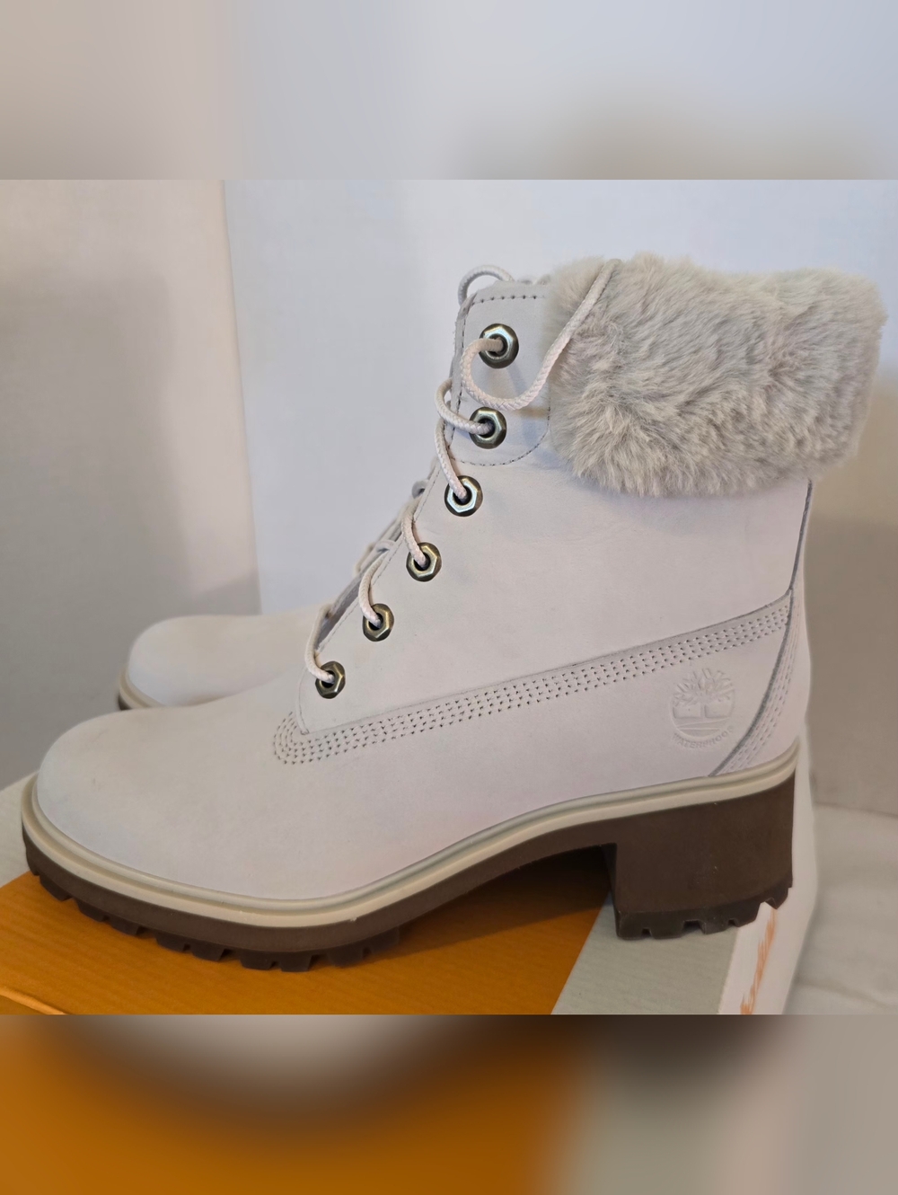 *NEW Timberland Women's White Lace-Up Fur-Trim Boots 9  ***READ About Box***